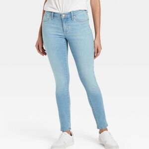 Universal Thread Women's Light Wash Skinny Jeans